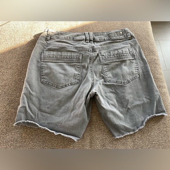 Woman’s size 9 shorts - Picture 3 of 3